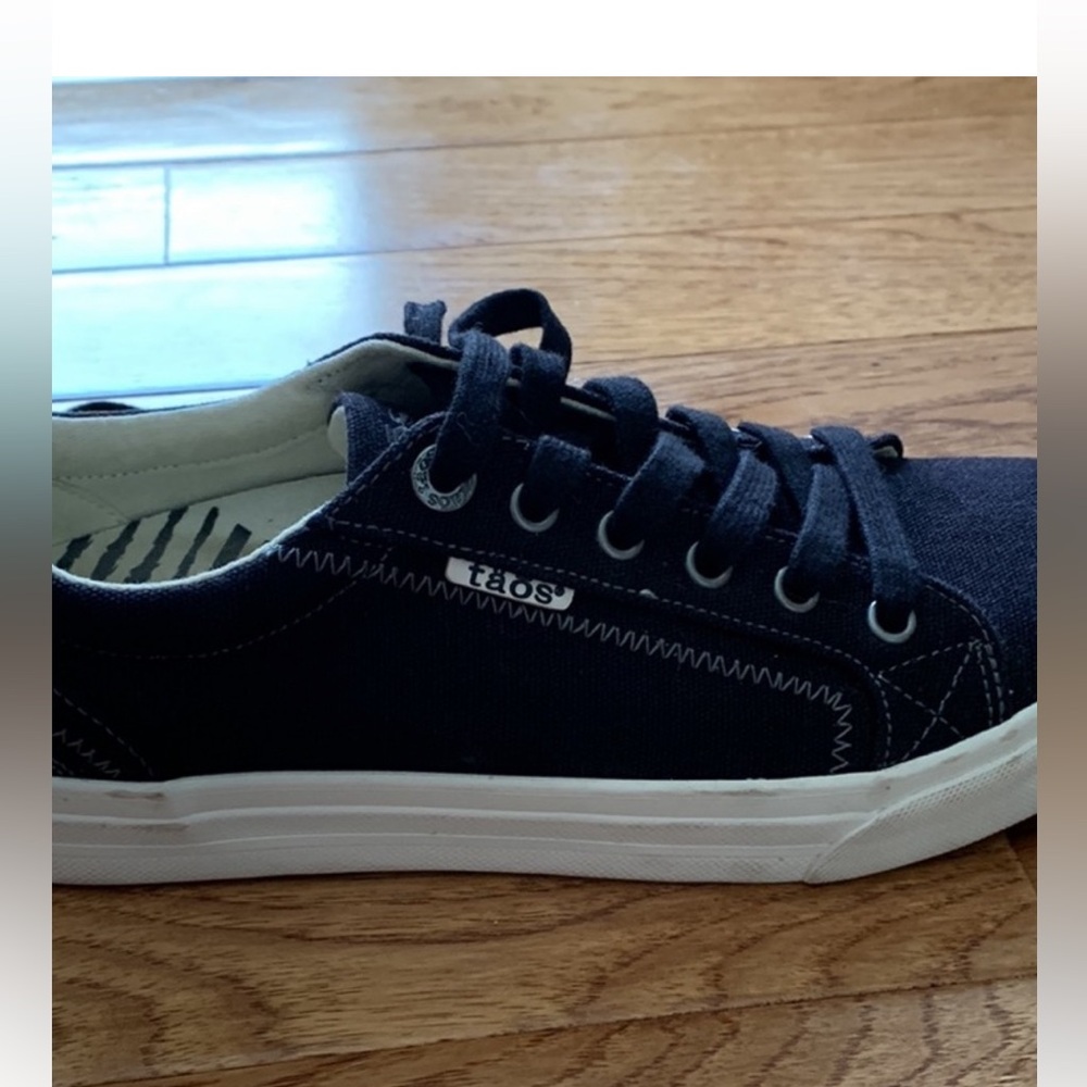 Taos black sneaker. EUC. Canvas. Plim sole.
